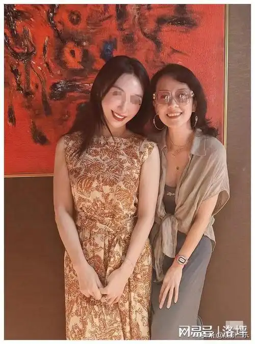 45岁章子怡近照,素颜背弯,状态差像小老太!和化妆时判若两人