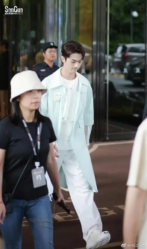 许凯超话xk#许凯密室大逃脱#感谢@许凯soso上脚#h52奶油鞋#99陪伴