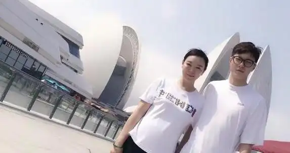 胡明轩妈妈现身机场送儿子保养太好不显老孤身一人陪儿子打球