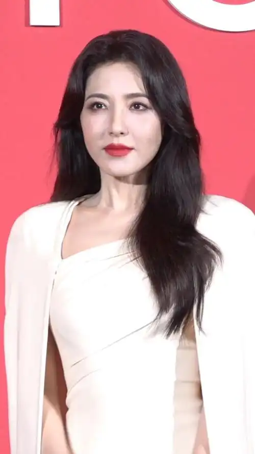 曾黎 高清镜头下的颜值也太抗打了 好美的脸 好美的锁骨