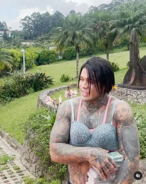 网红猛男因赌约去隆胸变大的胸肌需要穿内衣