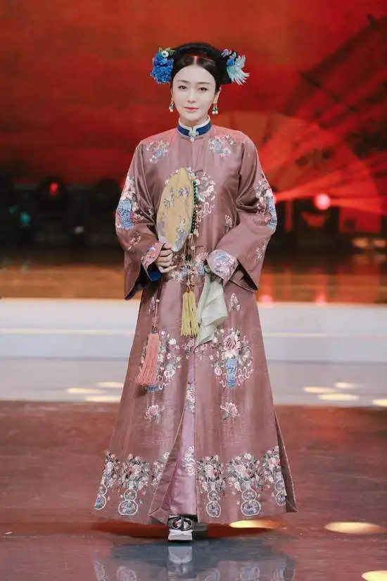 "富察皇后"秦岚上《快本》,和何炅的一个小细节被赞高情商|秦岚|何炅|