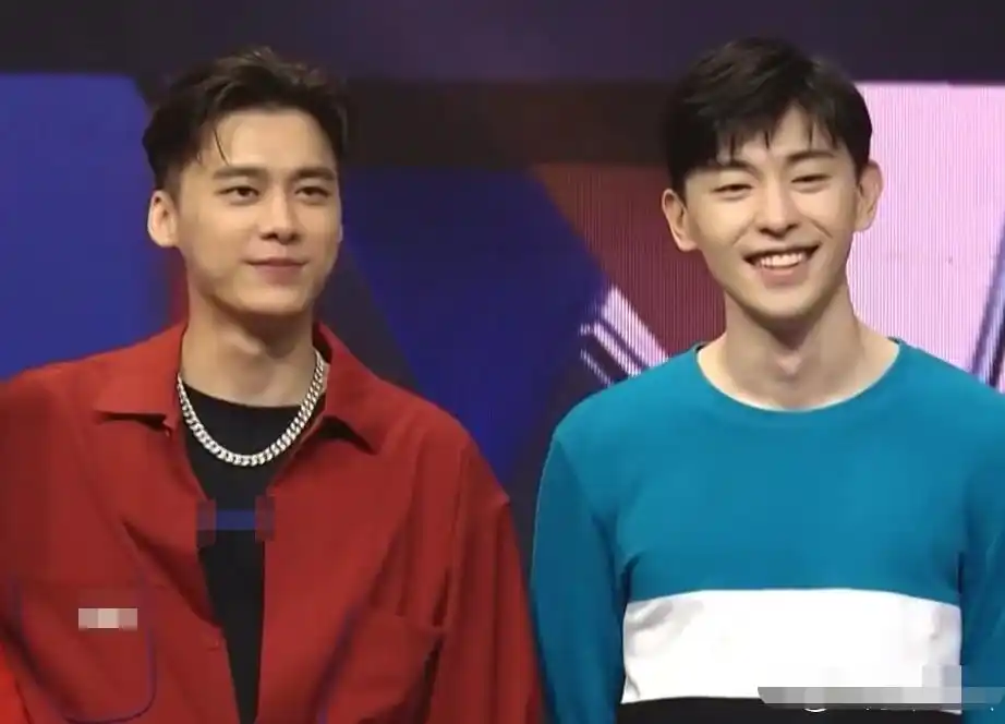 原创李易峰邓伦罕见同框开发布会,生图下颜值难分伯仲,谁状态更好些