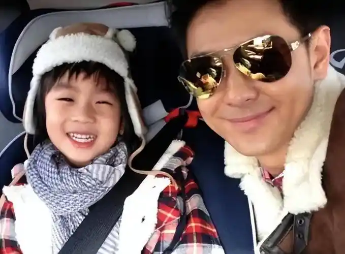 为儿子脸部打码遭吐槽,遮遮掩掩到底图啥_好孩子_kimi_baby