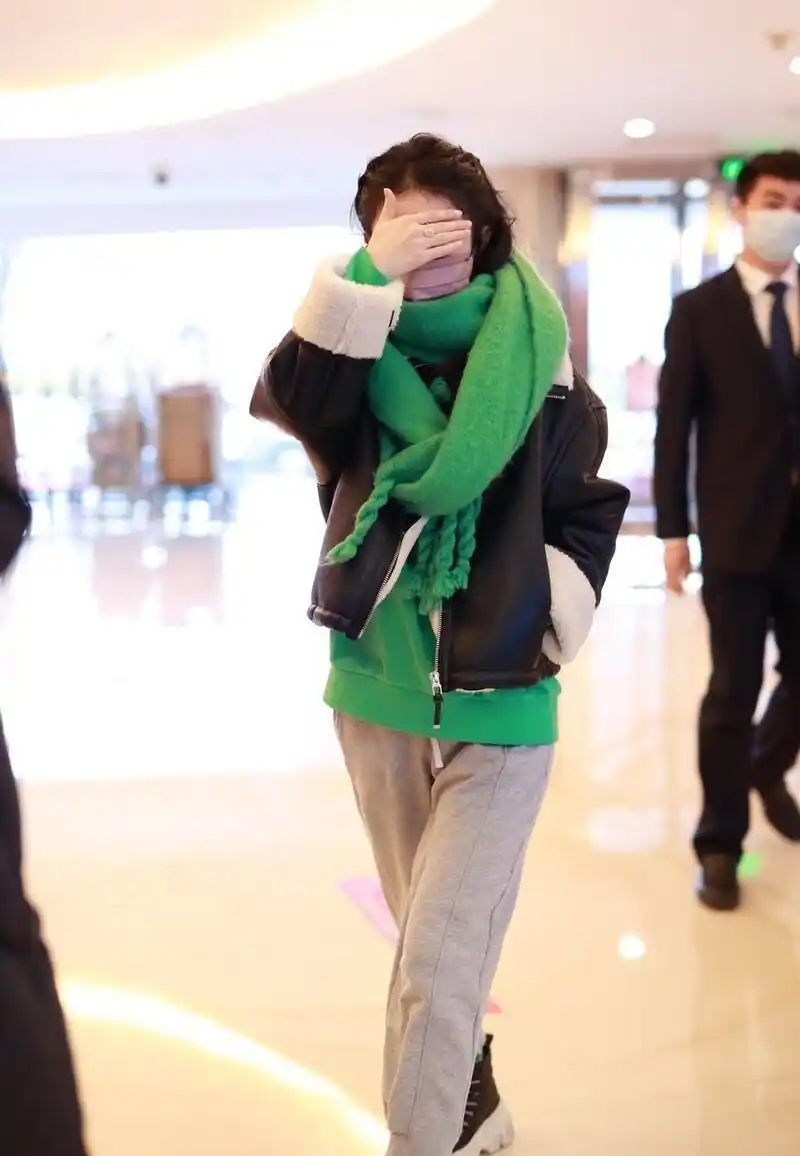 赵丽颖的衣品一言难尽,羊羔毛夹克挺洋气的,但绿围巾有点突兀