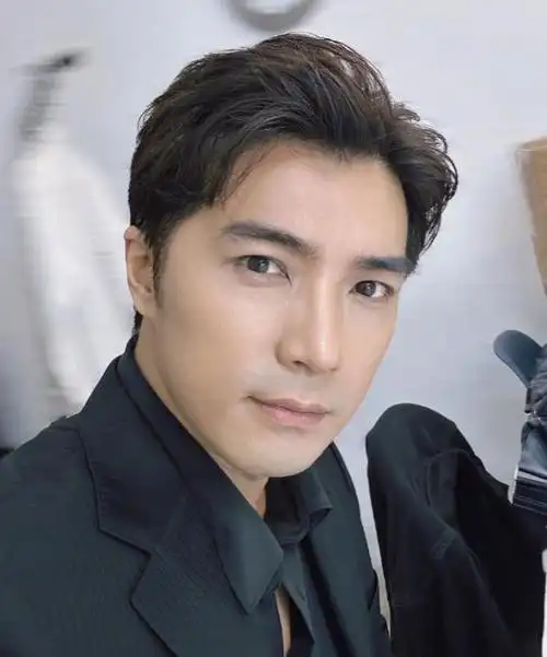 39岁贺军翔近照认不出!背头眼袋太明显,沧桑显老,少年感全无