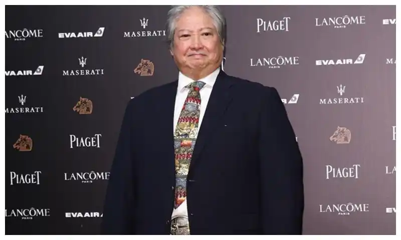 68岁洪金宝身材消瘦,老态真实自然,娇妻优雅迷人容貌依旧