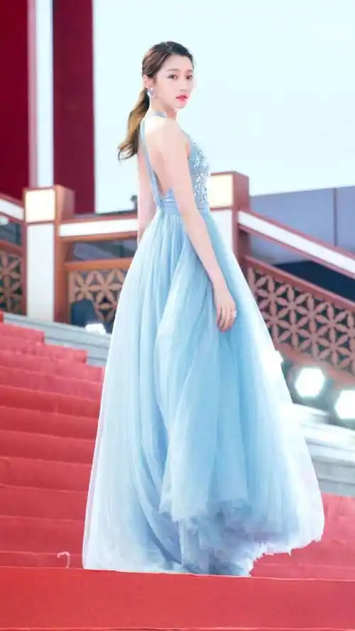 服了关晓彤迷之穿搭穿透视纱裙配打底裤还好身材撑住了