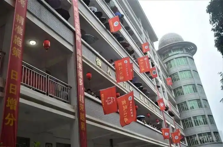 们提前感受高考氛围,5月20日晚,泉州六中举行了2022年高考"喊楼"活动