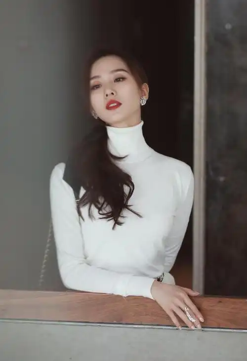 刘诗诗贵族气质颇有雅韵一身白色素雅搭配极为养眼超有范