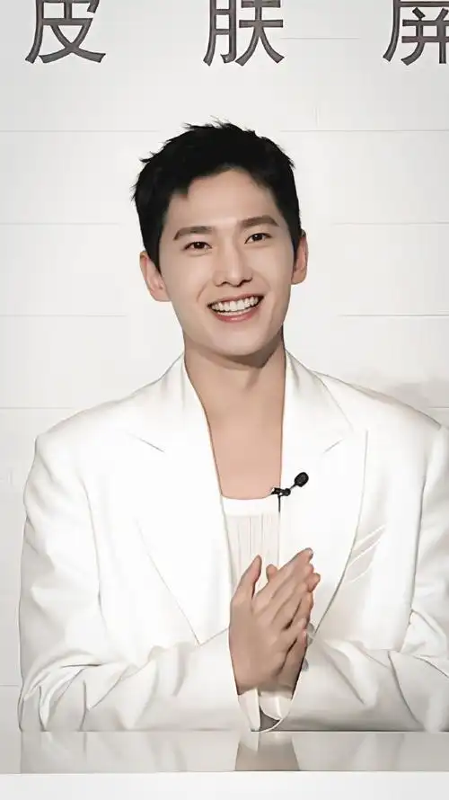 杨洋今日白色西装直播造型#清爽帅气的白马王子,笑容太治愈了~@杨洋