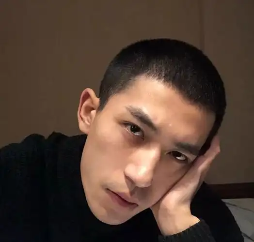 留寸头的男生好帅