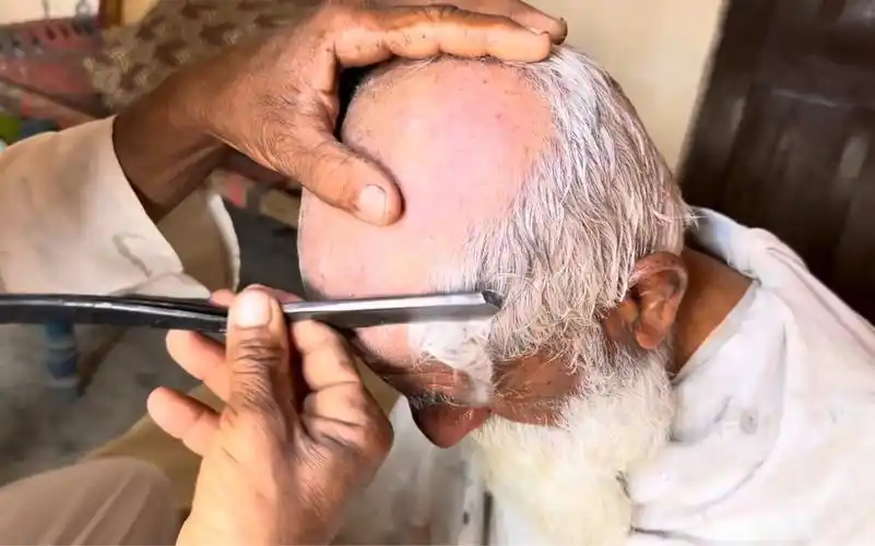 【剃须仙人55】百岁老头给百岁老头剃光头,剃刀生刮