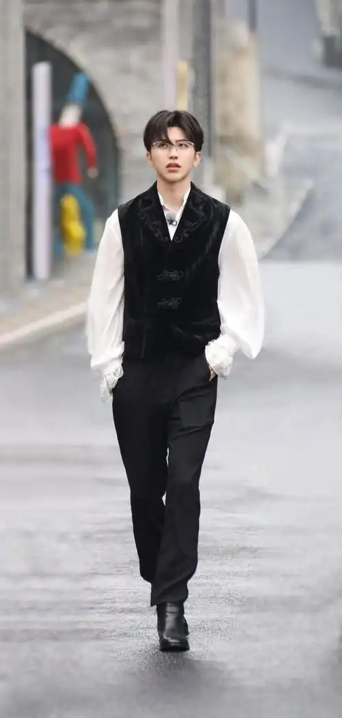 奔跑吧蔡徐坤##蔡徐坤奔跑吧宫廷风造型路透##奔跑吧10鲜花主题