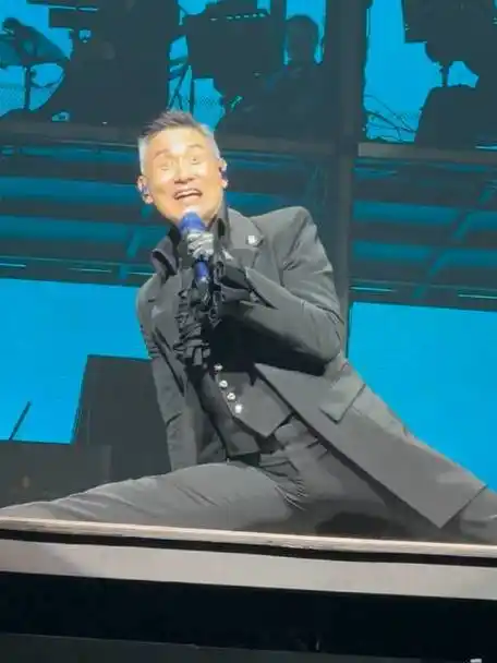 61岁张学友,演唱会现场表演一字马,歌神太厉害啦!