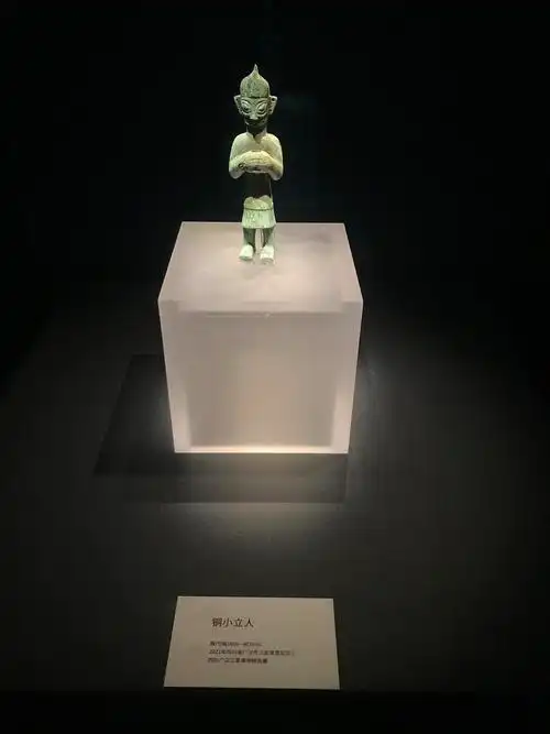 四川省博物院首次特展三星堆最新出土跪坐小铜人相当有趣