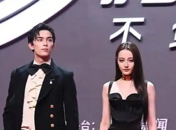 28岁热巴和20岁吴磊拍吻戏,看到片花后,网友:年纪对比太大_造型_显得