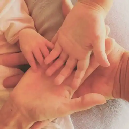 正文  同样,小德也在晒着自己的女儿,不过却是一张一家四口手部的合影