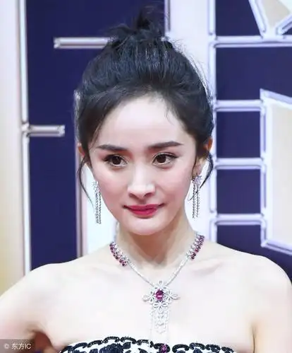 杨幂出席某活动,刘恺威:媳妇求你别再秀了大家都知道你腰够细了