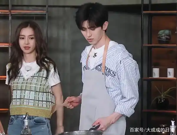 蔡徐坤炒菜时把番茄碰掉,杨颖一脸嫌弃,而他下意识动作让人黑转粉