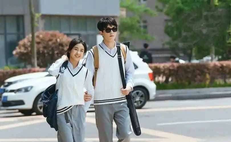 张子枫长大了,穿丁字连体裤游泳,身材"时尚过猛"_吴磊_穿着_泳池