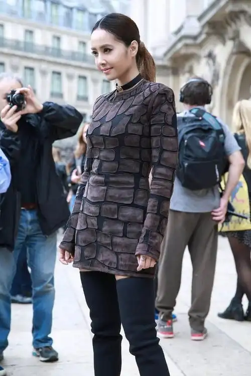 蔡依林是怎么走上台的,全身只穿了一双过膝长靴,网友:真会玩!