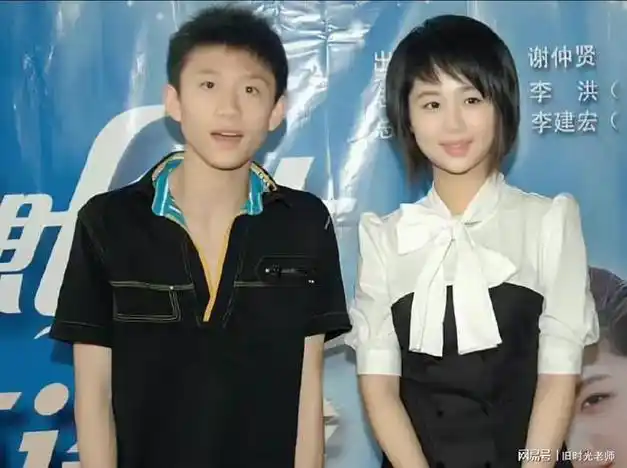 小时候的杨紫和张一山的罕见合影,杨紫婴儿肥,肉嘟嘟的非常可爱