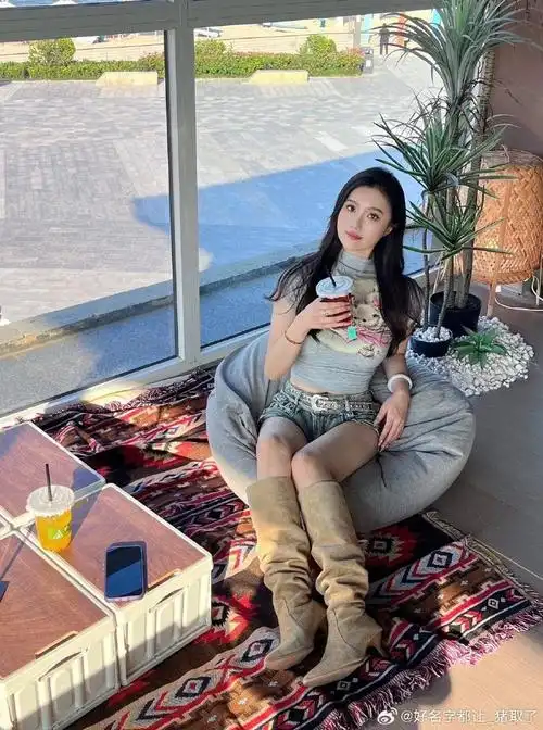 笑不露齿的小姐姐