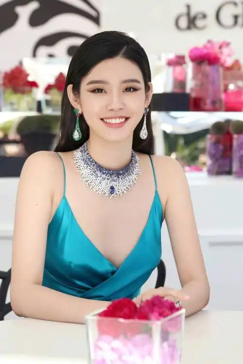 奚梦瑶低胸蓝裙红毯唯美写真