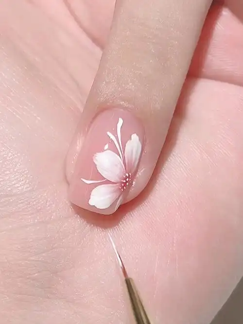 彩绘简单花卉美甲的画法