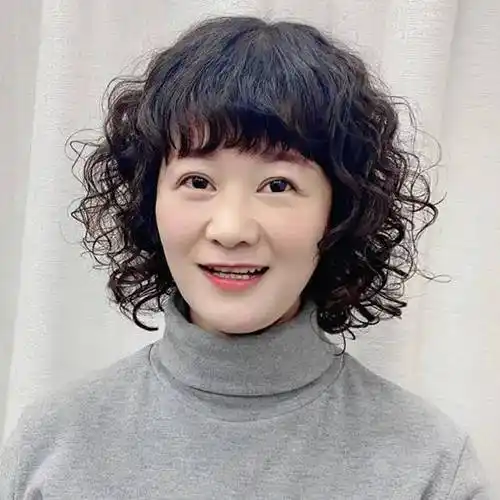 适合五六十岁女人的烫发,时髦大气不失成熟韵味,显发量又好打理_发型