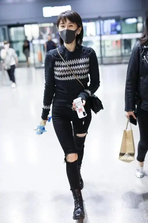 王子文美得张扬穿轻薄毛衣显街头范狗啃短发也就她能驾驭