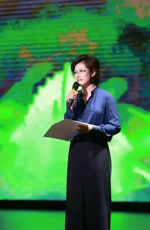 女主持人王宁近照,漂亮有气质!网友:王宁,才是目前央视一姐!_网易订阅