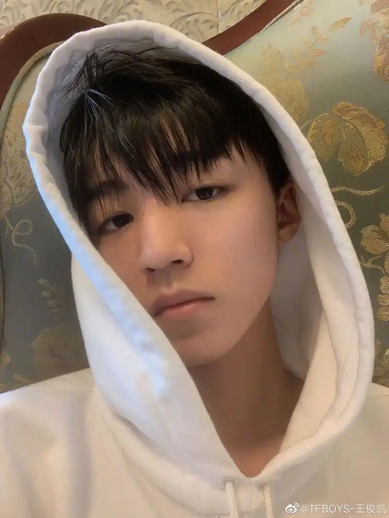 王俊凯发自拍报平安发布时间都是满满的爱意