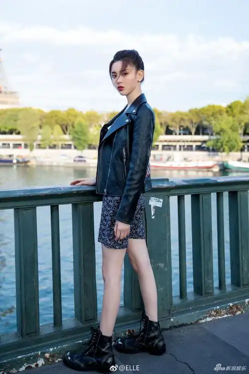 杨超越穿皮衣短裙梳马尾辫 甜中带酷颜值在线