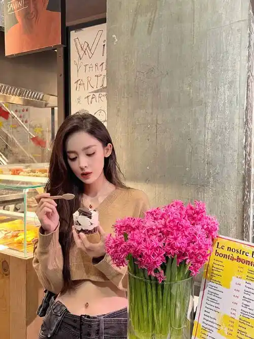 原创古力娜扎公开行程受期待秀性感小蛮腰嘟嘴卖萌宛如初恋