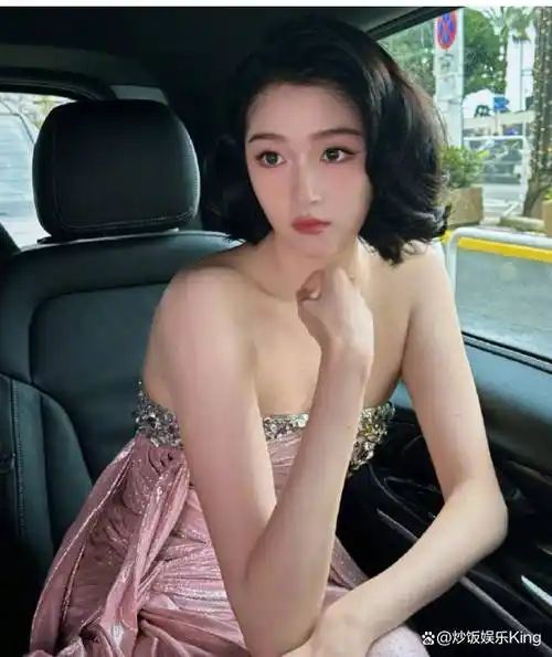 关晓彤高调现身法国戛纳!粉色抹胸长裙穿搭迷人,全程高冷引热议