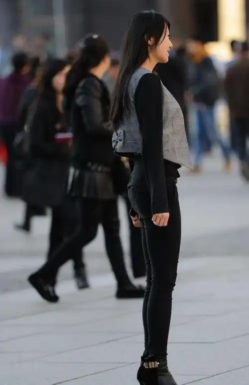 黑色打底紧身裤怎么搭配上衣,街头小姐姐出境示范,时尚显气质