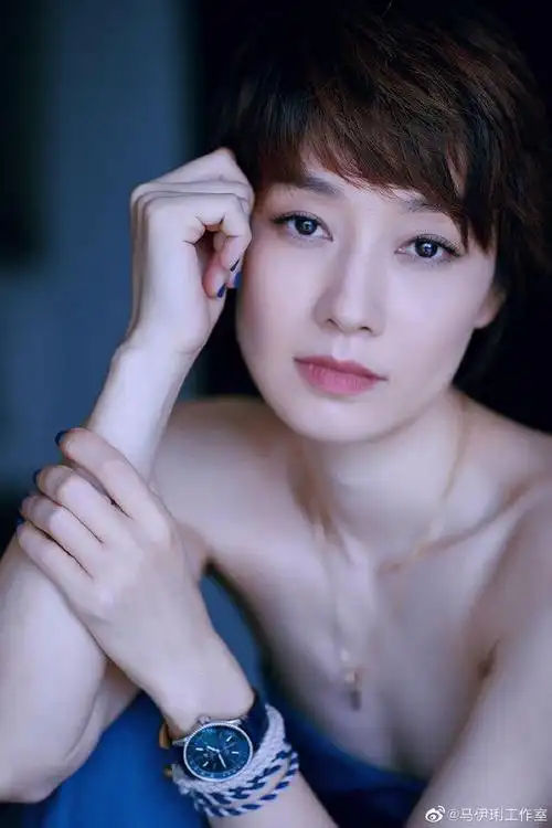 44岁马伊琍罕见穿抹胸装露事业线 笑容灿烂率性自在