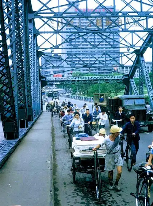 走过我们的七十年代:中国老照片典藏 50图