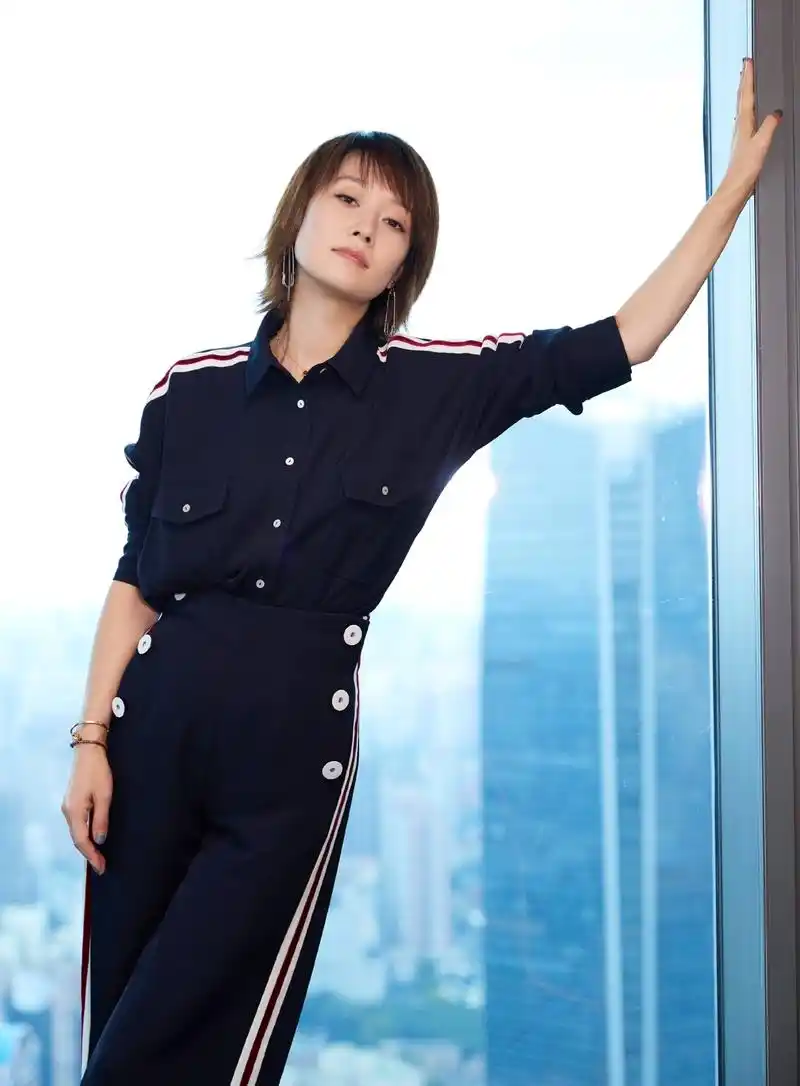 马伊琍身穿深蓝色休闲套装出席活动,霸气有范