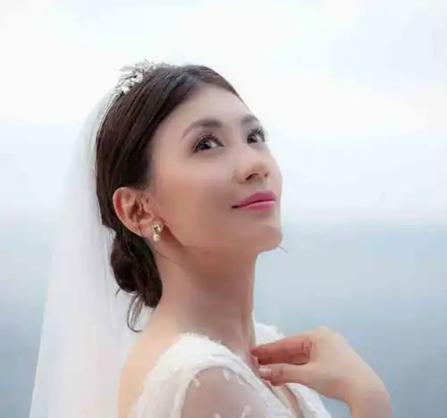 贾静雯私藏的婚纱照曝光,太简约了,网友:从细节你还能发现什么