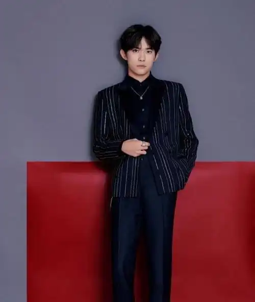 易烊千玺和吴磊到底谁才是能hold住阿玛尼的男人