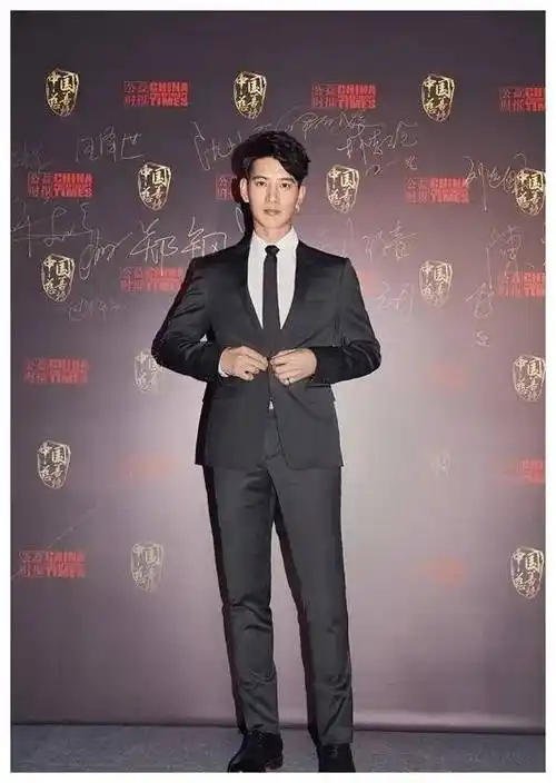 蒲巴甲身高:178,皮肤黝黑,外形俊朗,看上去很健康,男人味十足!