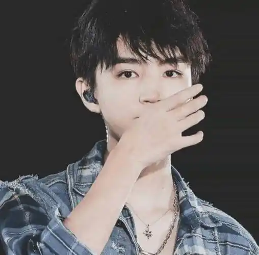 王俊凯真的是抽烟了,但是镜头放大之后大家才发现,这只不过是一张错位