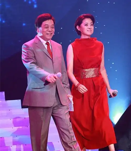 倪萍和赵忠祥的真实关系揭秘,网友:难怪这么亲密