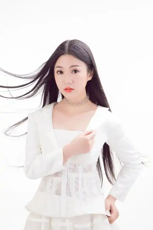 原名:王鑫,实力唱将女歌手,2017年正式签约于山东齐通文化.