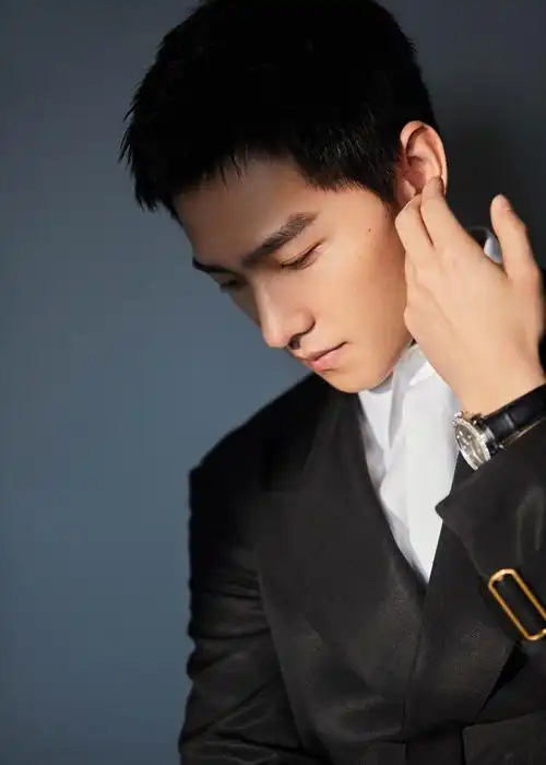 杨洋黑色复古西服酷帅写真图片39