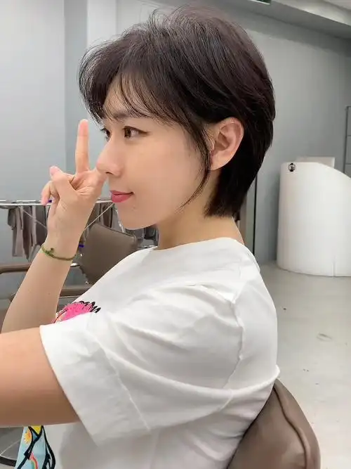 女生短发 ,发量少的细软发质,韩系短发,完全拯救了头发偏塌,这款短发