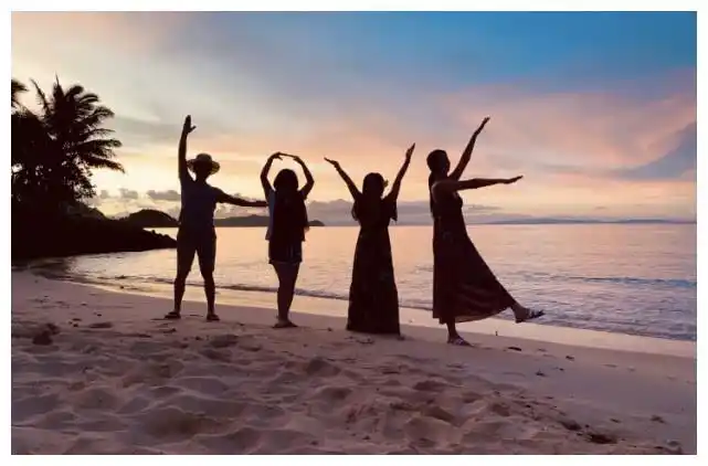 selina与妹妹任容萱携父母出外迎新年,一家四口海滩边摆拍